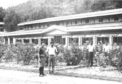 thimpuoutside.jpg (21375 bytes)